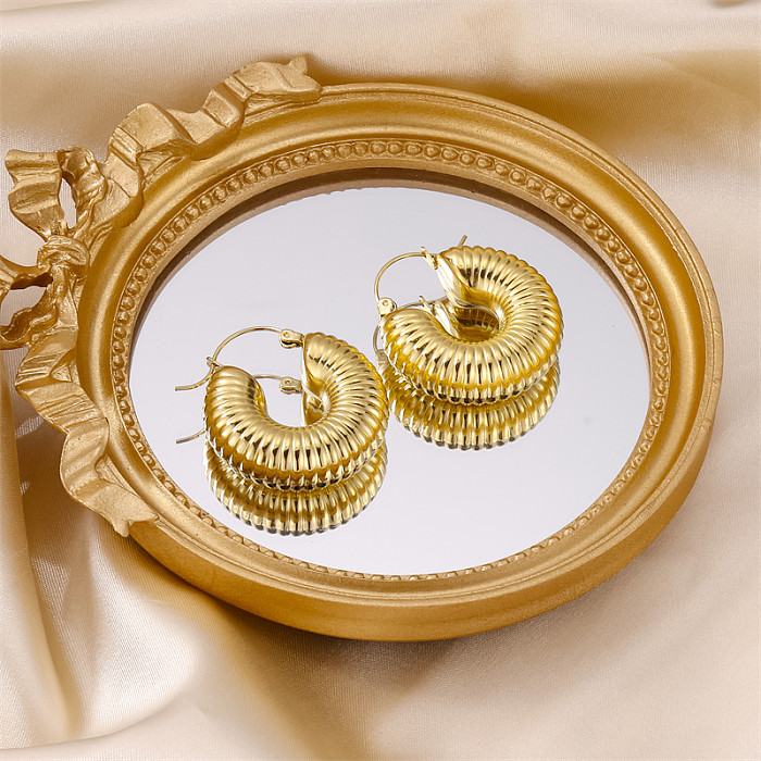 Pendientes de aro chapados en oro de 1 quilates de acero inoxidable chapado a rayas estilo vintage de 18 pieza