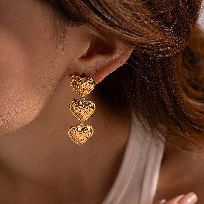 1 paire de boucles d'oreilles pendantes élégantes en forme de cœur rétro en acier inoxydable plaqué or 18 carats