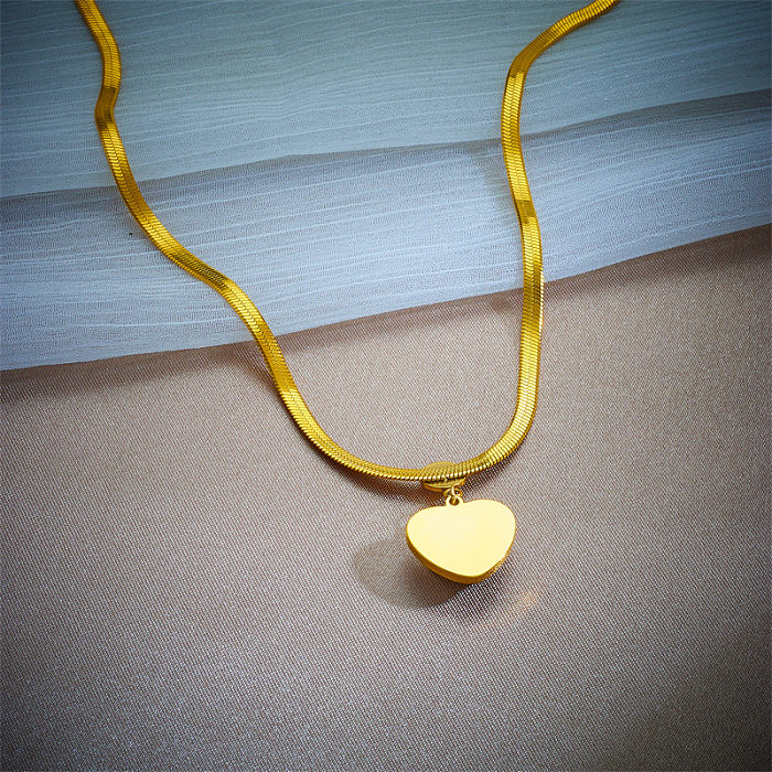 Collar con colgante chapado en oro de acrílico de 18 quilates con incrustaciones de acero inoxidable con forma de corazón elegante