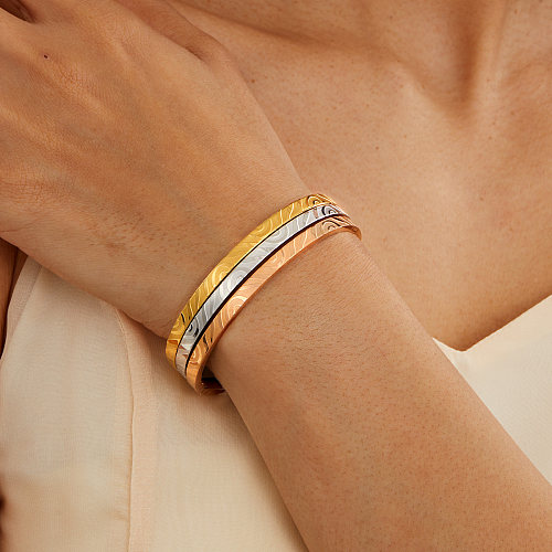 Moda aço inoxidável 18K banhado a ouro pulseira de três cores com padrão ondulado