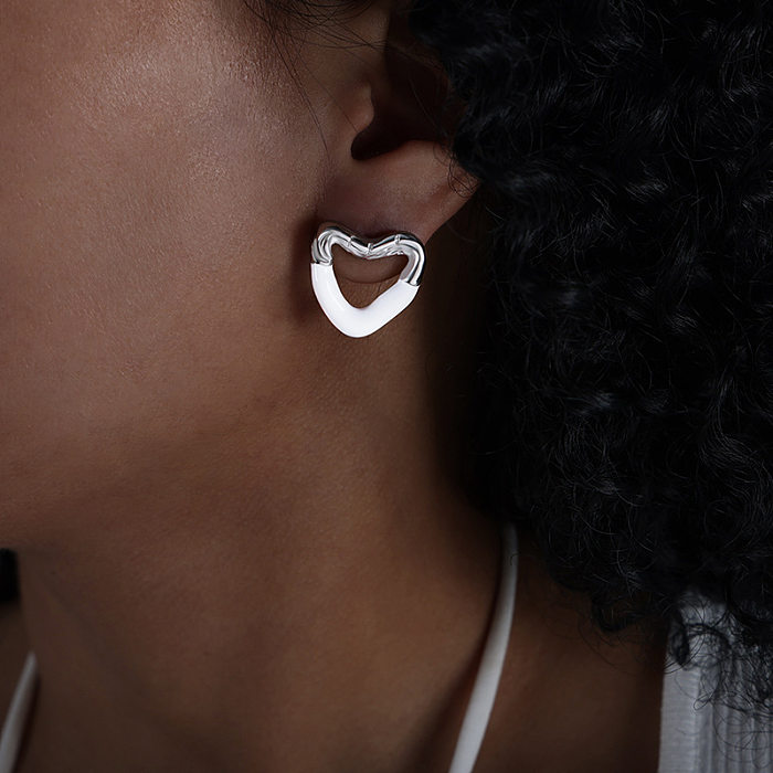 1 paire de clous d'oreilles en acier inoxydable, Style IG Simple, en forme de cœur, plaqué émail, ajouré