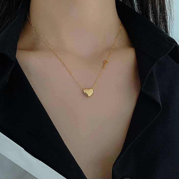 قلادة IG Style بسيطة على شكل حرف على شكل قلب ومفتاح من الفولاذ المقاوم للصدأ مطلية بالذهب عيار 18 قيراط
