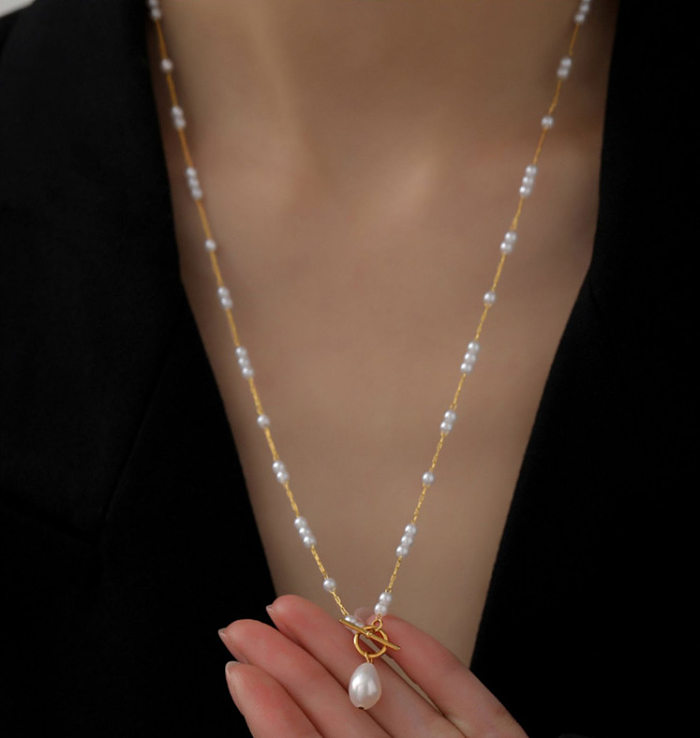 Collar chapado en oro de 18 quilates con revestimiento de acero inoxidable y perlas redondas de estilo simple