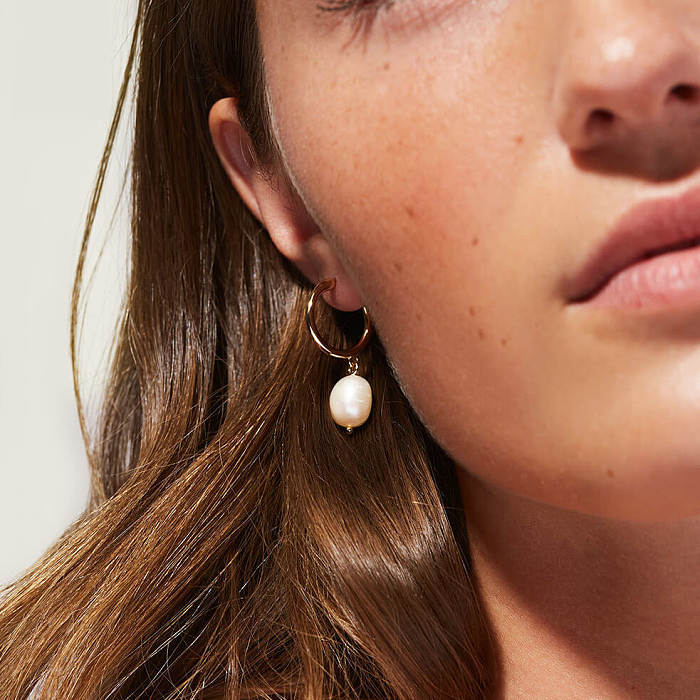 Européens et américains Ins Internet Hot nouvelles boucles d'oreilles en acier inoxydable plaqué or 18 carats en forme de C cercle géométrique perle boucles d'oreilles bijoux dames
