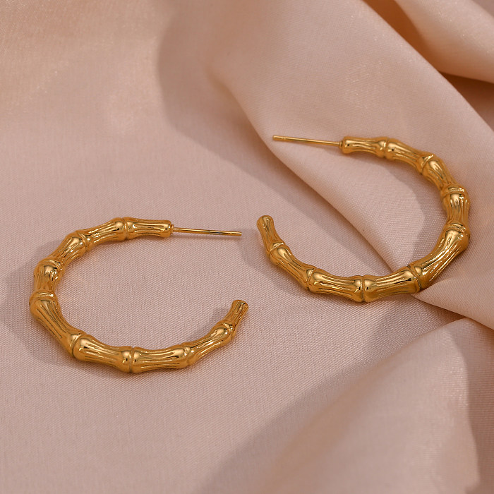 1 par de pendientes chapados en oro de 18 quilates con forma de C estilo INS