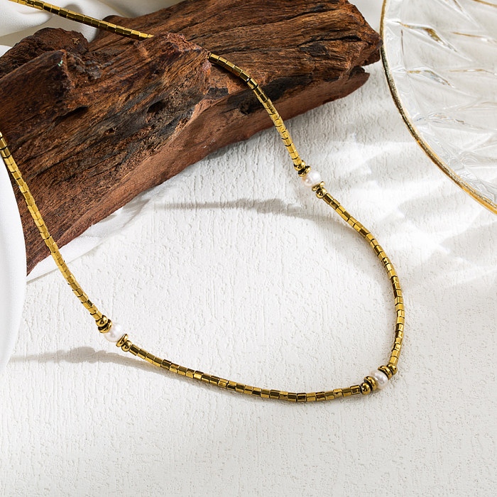 Retro künstlerische runde rechteckige Halskette mit vergoldetem Anhänger aus Edelstahl mit Perlenbeschichtung