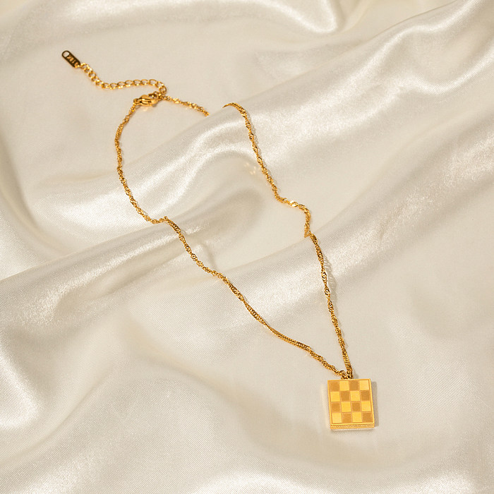 Halskette mit Anhänger im Schachbrett-Stil im IG-Stil, Edelstahlbeschichtung, 18 Karat vergoldet