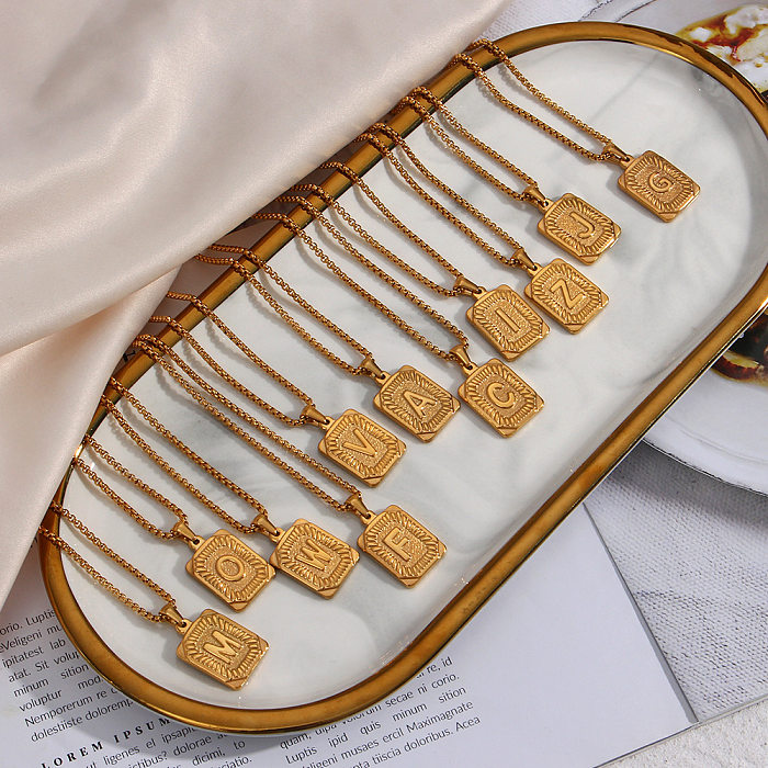 Modische Halskette mit Anhänger aus Edelstahl mit Buchstaben-Beschichtung. Halsketten aus Edelstahl