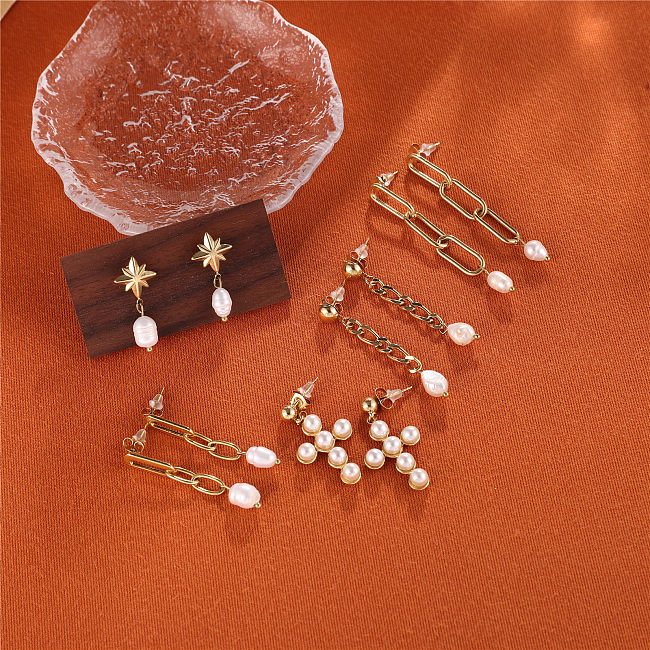 1 par de pendientes elegantes y lujosos chapados en borla cruzada de acero inoxidable con perlas de imitación chapadas en oro de 18 quilates