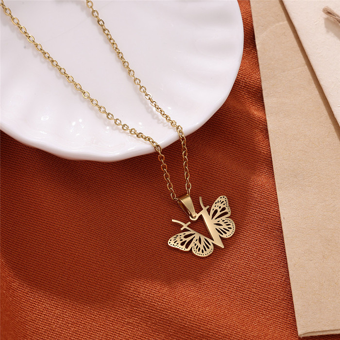 Estilo simples romântico carta borboleta chapeamento de aço inoxidável oco colar pingente banhado a ouro 18K