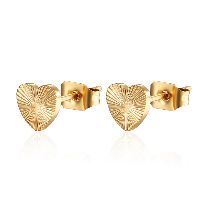Brincos de aço inoxidável banhados a ouro em forma de coração estilo simples