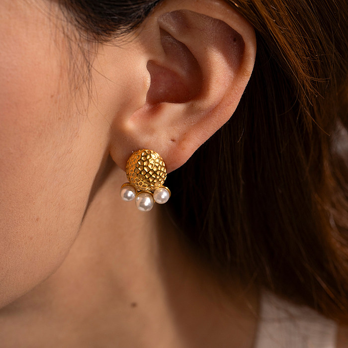 1 par de pendientes chapados en oro de 18K con incrustaciones de perlas artificiales de acero inoxidable con patrón de martillo ovalado de estilo clásico elegante