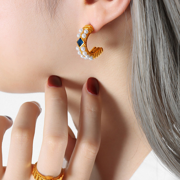 1 paire de clous d'oreilles plaqués or 18 carats, Style Baroque élégant, incrustation de perles artificielles en acier inoxydable en forme de C