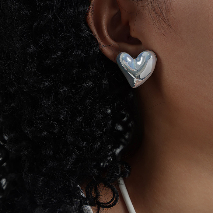 1 paire de clous d'oreilles plaqués or 18 carats en forme de cœur de style classique Basic Lady