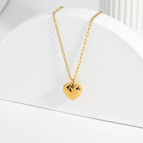 Colar com pingente banhado a ouro 18K com strass em forma de coração estilo simples em aço inoxidável