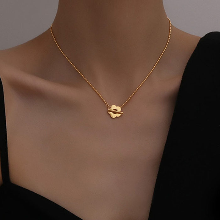 Collier pendentif plaqué or avec lettre de style simple en acier inoxydable