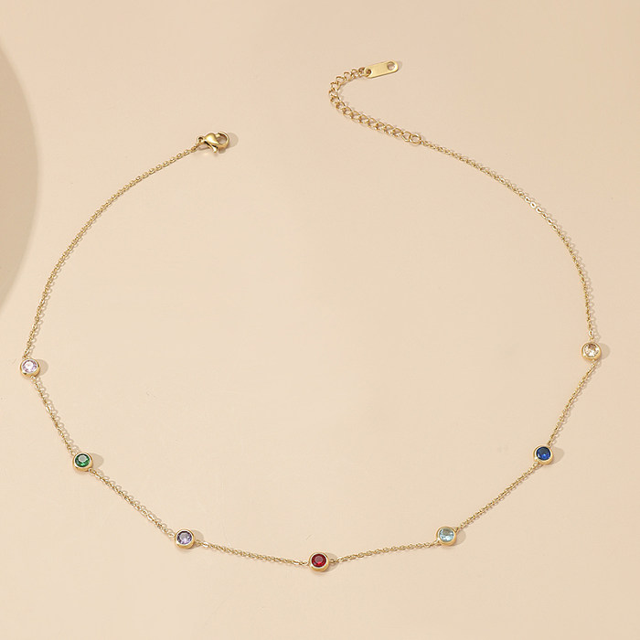 Halskette im schlichten geometrischen Stil aus Edelstahl mit polierter Beschichtung und Einlage aus 18 Karat vergoldeten Strasssteinen