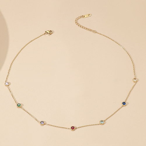 Lässige, moderne, runde Halskette aus Edelstahl mit polierter Beschichtung und Einlage aus 18 Karat vergoldeten Strasssteinen