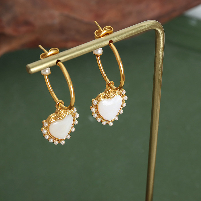 Pendientes chapados en oro de 1K con incrustaciones de perlas artificiales de acero inoxidable, elegantes, para vacaciones, con forma de corazón, 18 par