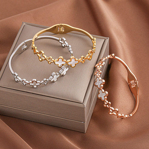 Bracelet plaqué or en acier titane avec trèfle à quatre feuilles de style simple