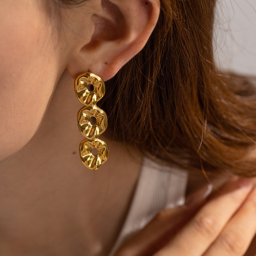 1 paire de boucles d'oreilles élégantes en forme de O en acier inoxydable plissé plaqué or 18 carats