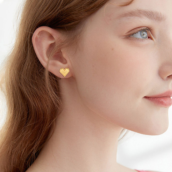 1 par de brincos de orelha banhados a ouro de aço inoxidável em formato de coração estilo simples