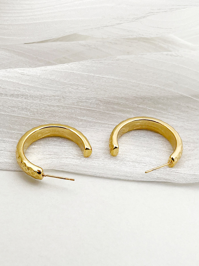 زوج واحد من ترصيع الأذن المطلية بالذهب على شكل حرف C على الطراز العتيق والبسيط من الفولاذ المقاوم للصدأ