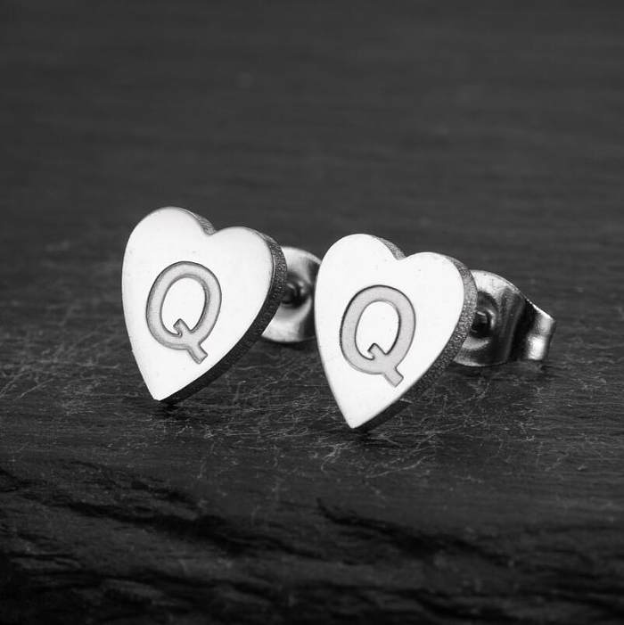 Brincos de orelha de aço inoxidável em forma de coração com letras da moda 1 par