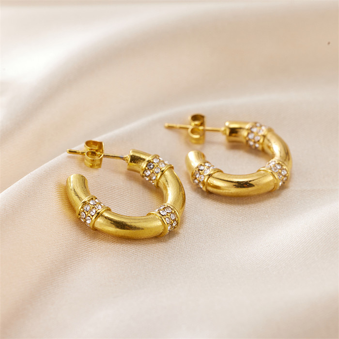 1 par de pendientes chapados en oro de 18 quilates con incrustaciones de acero inoxidable y diamantes de imitación chapados en forma de C estilo Simple IG