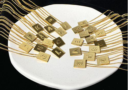 Modische Halskette mit quadratischem Buchstaben-Anhänger aus Edelstahl, vergoldete Halsketten aus Edelstahl