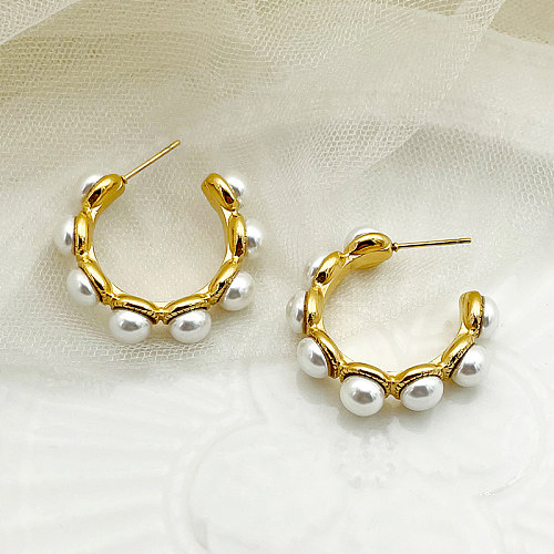 1 par de pendientes chapados en oro con perlas artificiales de acero inoxidable con incrustaciones en forma de C dulce y elegante