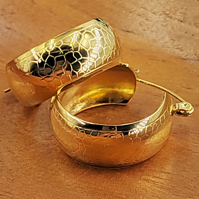 زوج واحد من الأقراط المطلية بالذهب عيار 1 قيراط المصنوعة من الفولاذ المقاوم للصدأ بلون سادة على الطراز الكلاسيكي