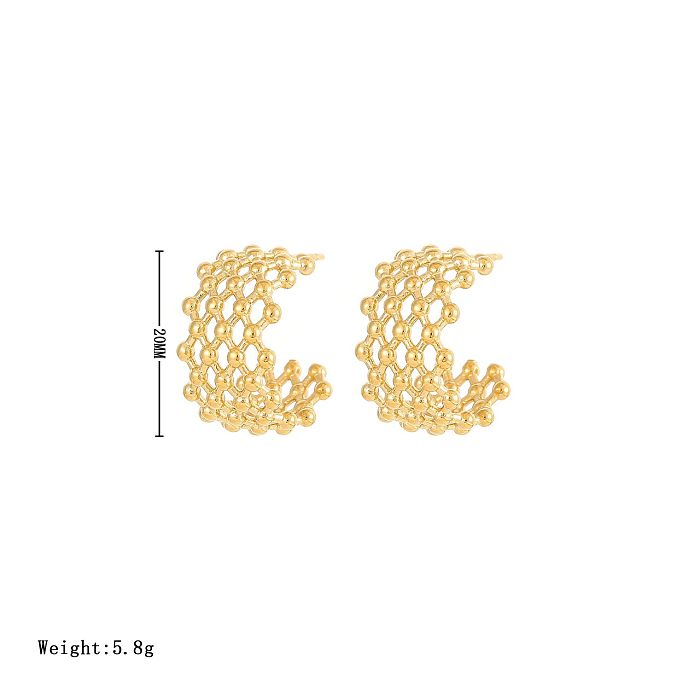 زوج واحد من أقراط الأذن المطلية بالذهب الأبيض والمطلية بالذهب الأبيض والمبالغ فيها على شكل حرف C