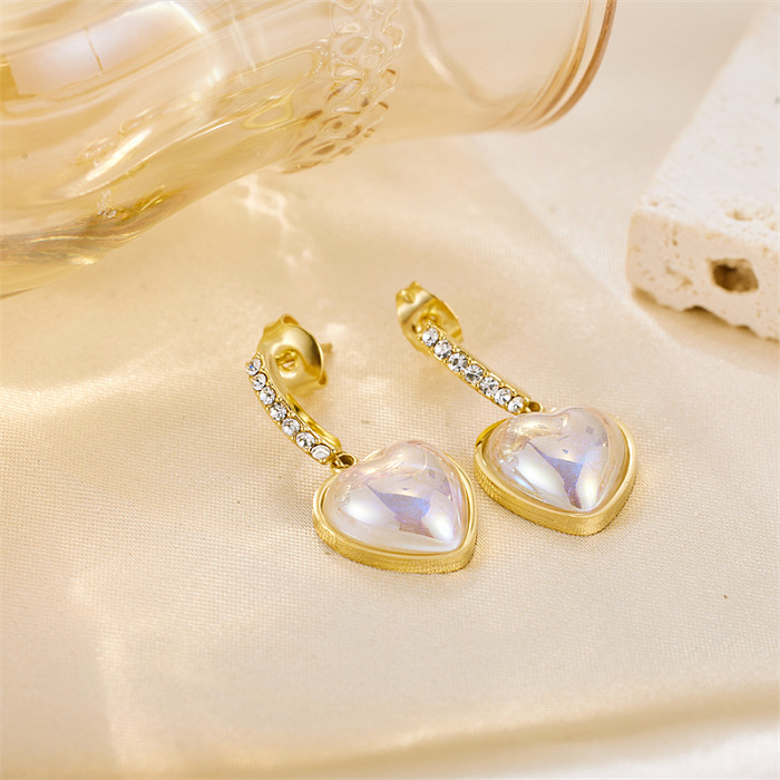 1 par de pendientes chapados en oro de 18 quilates con incrustaciones en forma de corazón de estilo vintage y diamantes de imitación de acero inoxidable