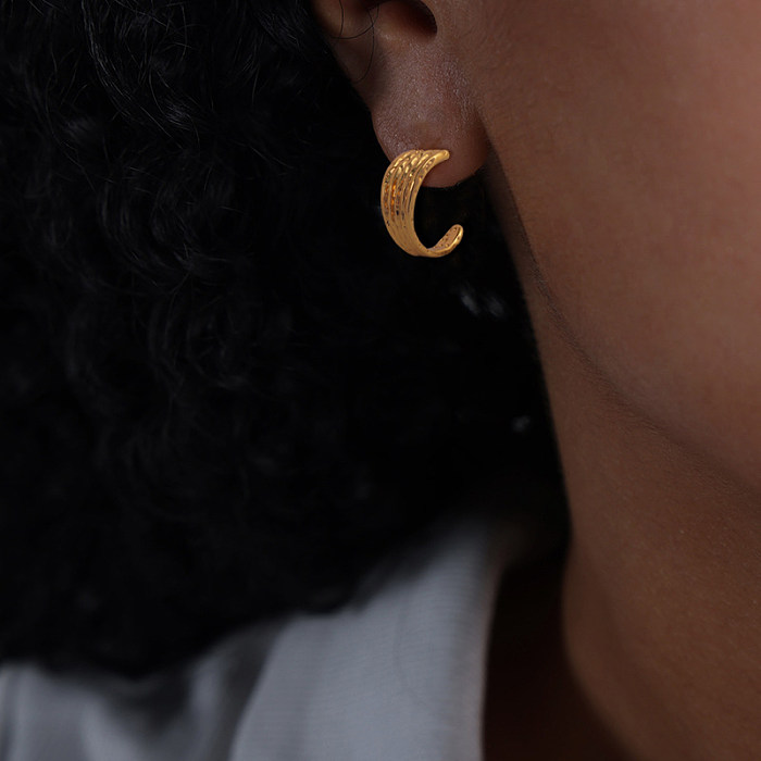 1 paire de boucles d'oreilles en acier inoxydable plaqué or 14 carats, style simple, style classique, en forme de C