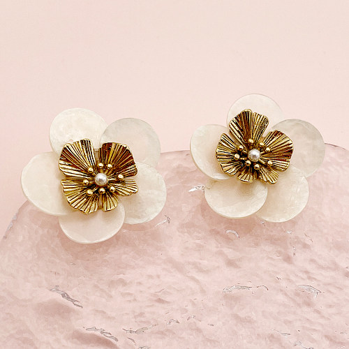 1 Paar elegante, luxuriöse Blumen-Ohrstecker aus Edelstahl mit polierter Beschichtung, künstlichen Perlen und vergoldeten Ohrsteckern