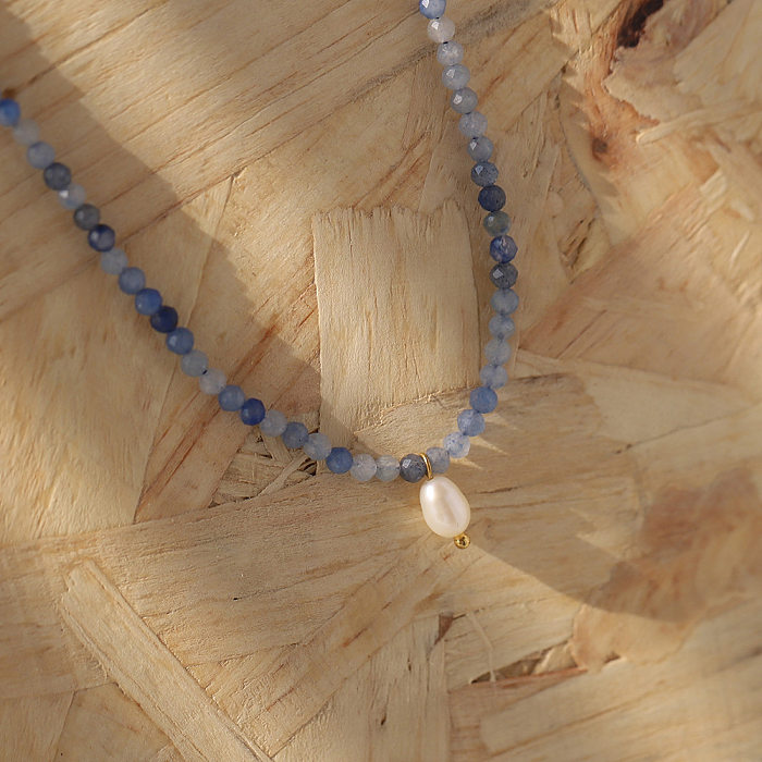 Runde Halskette aus Edelstahl mit Perlen im schlichten Stil