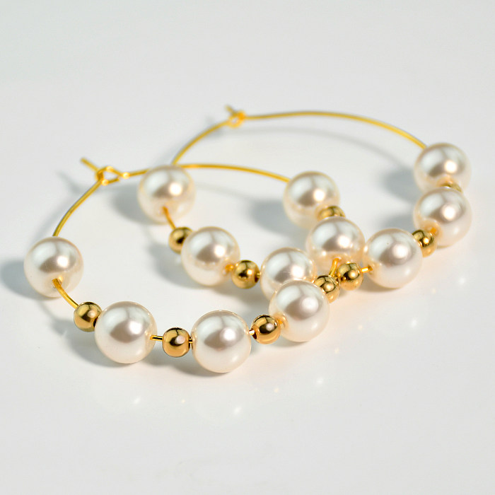 1 par de elegantes pendientes redondos chapados en oro con perlas artificiales de acero inoxidable chapados en oro
