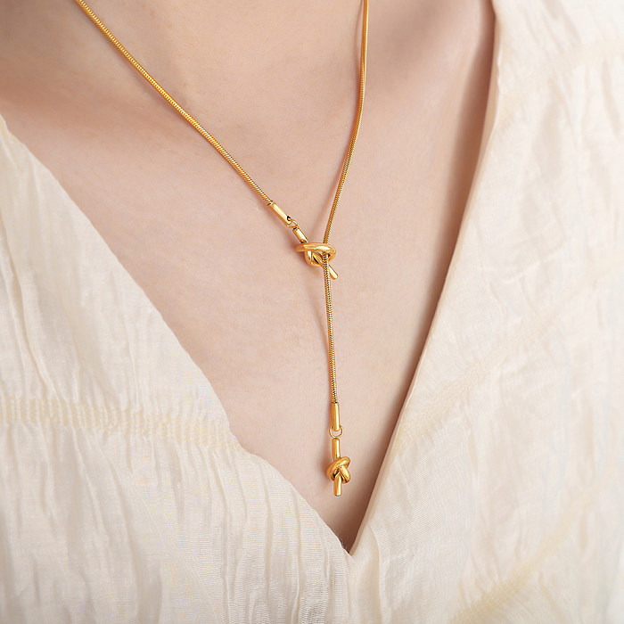 Einfache Halskette mit Anhänger aus einfarbigem Edelstahl mit 18-Karat-Vergoldung in loser Schüttung