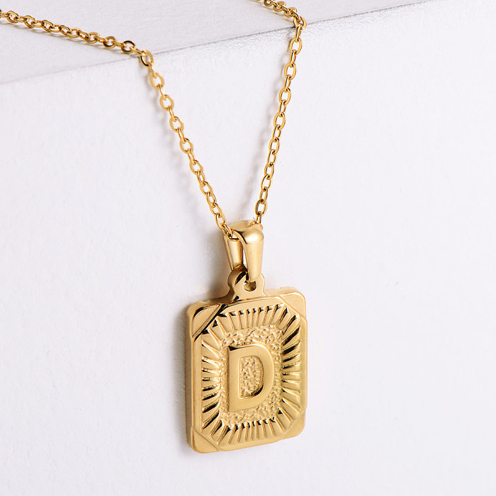 Collar con letras rectangulares en oro de 18 quilates con revestimiento de acero inoxidable