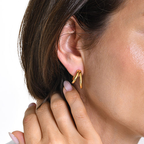 1 Paar IG Style Simple Style C-Form-plattierte Edelstahl-Ohrringe mit 18-Karat-Vergoldung