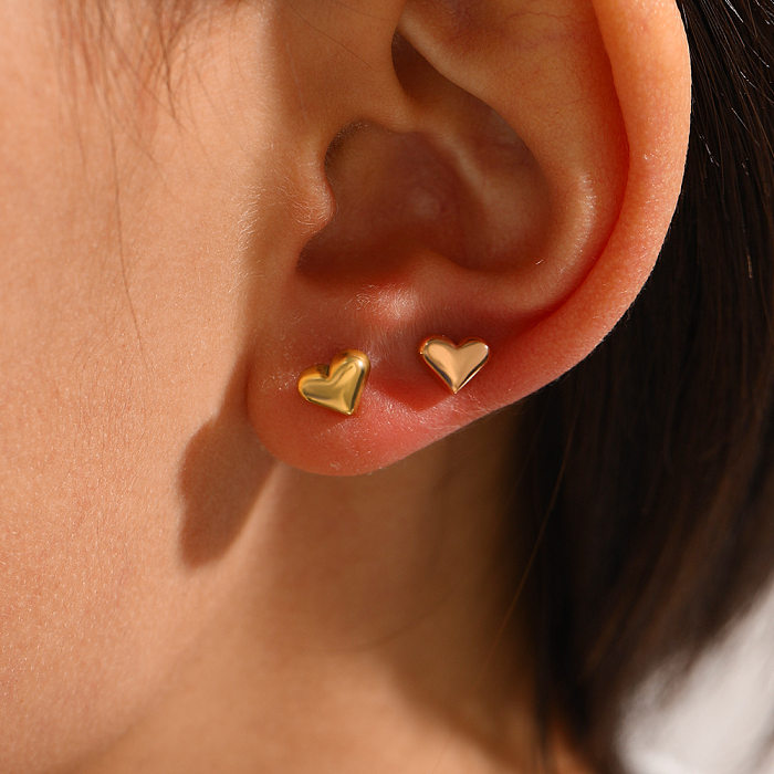 1 par de pinos de orelha revestidos de aço inoxidável em formato de coração estilo simples