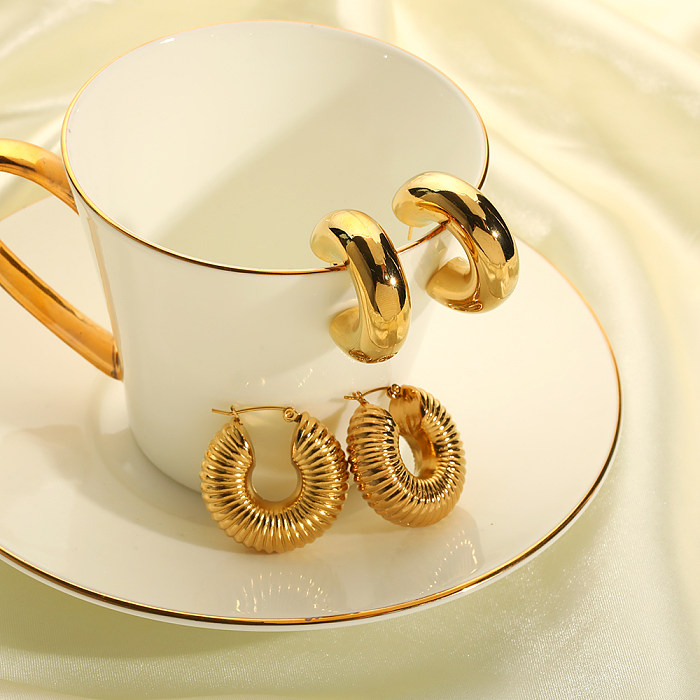 1 par casual estilo simples em forma de C chapeado em aço inoxidável banhado a ouro 18K brincos