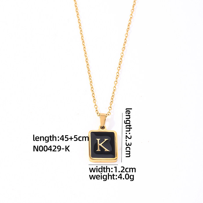 Einfache Halskette mit Buchstaben-Rechteck-Edelstahl und vergoldetem Muschelanhänger in loser Schüttung