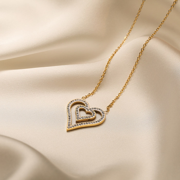 Collar con colgante chapado en oro de 18 quilates con incrustaciones de acero inoxidable con forma de corazón de estilo simple