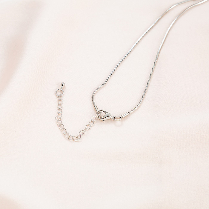 Elegante Halskette in V-Form mit Edelstahlbeschichtung und künstlichen Perlen, platiniert