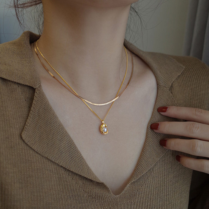 Einfache Halskette mit unregelmäßigem Edelstahlüberzug und Inlay aus künstlichen Perlen