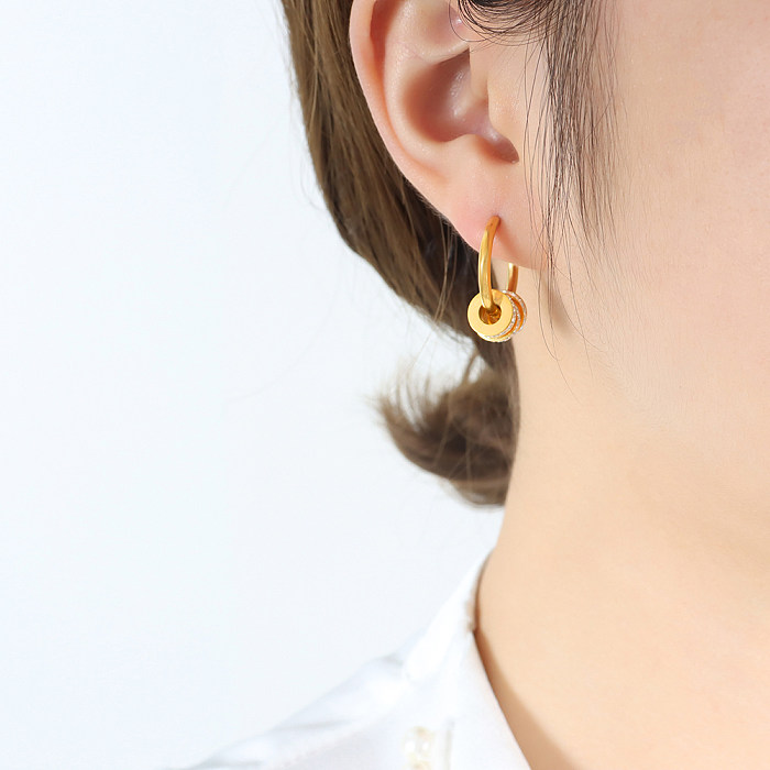 1 Paar glänzende, einfarbig plattierte Inlay-Ohrringe aus Edelstahl mit künstlichen Edelsteinen und 18 Karat vergoldet