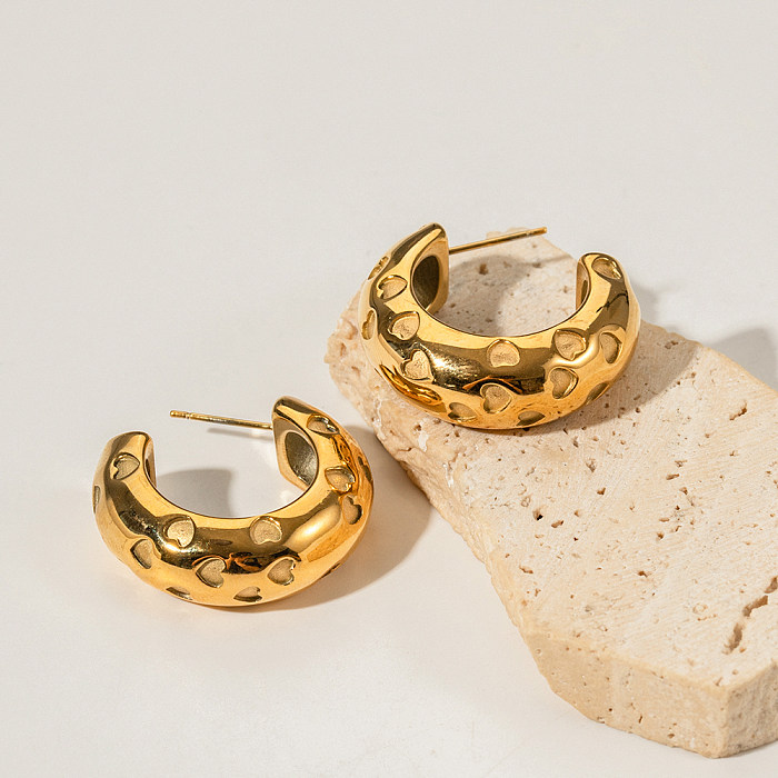 زوج واحد من أقراط الأذن المصنوعة من الفولاذ المقاوم للصدأ المطلي بالذهب عيار 1 قيراط بتصميم بسيط على شكل حرف C