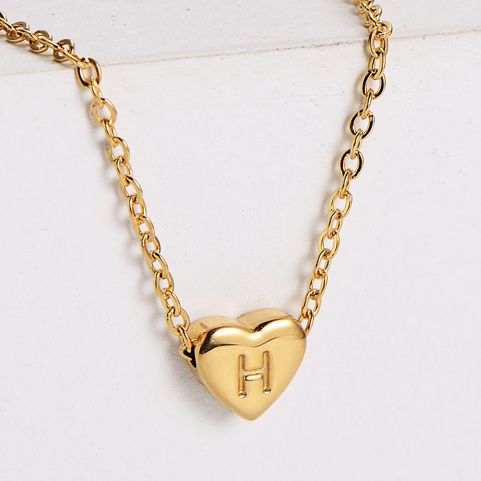 Collar con colgante de letra en forma de corazón exquisito de oro de 18 quilates con revestimiento de acero inoxidable